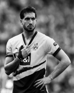 Emre Can Instagram - Ich habe mir Zeit genommen, um über die Enttäuschung vom Samstag nachzudenken. Der Schmerz, in den letzten Momenten, bleibt immer noch bestehen, aber mitten drin des Kummers bin ich überwältigt von Dankbarkeit für unsere unglaublichen Fans. Eure unerschütterliche Unterstützung während dieser Achterbahnfahrt war geradezu bemerkenswert. In Momenten wie diesen wird unsere Bindung stärker, und ich fühle mich geehrt, euch an unserer Seite zu haben. Vielen Dank, dass ihr die treibende Kraft hinter unserem unermüdlichen Streben nach Ruhm seid. Wir werden uns neu formieren, uns neu konzentrieren und noch entschlossener zurückkommen. Bis zur nächsten Saison. Heja BVB 🖤💛 SIGNAL IDUNA PARK