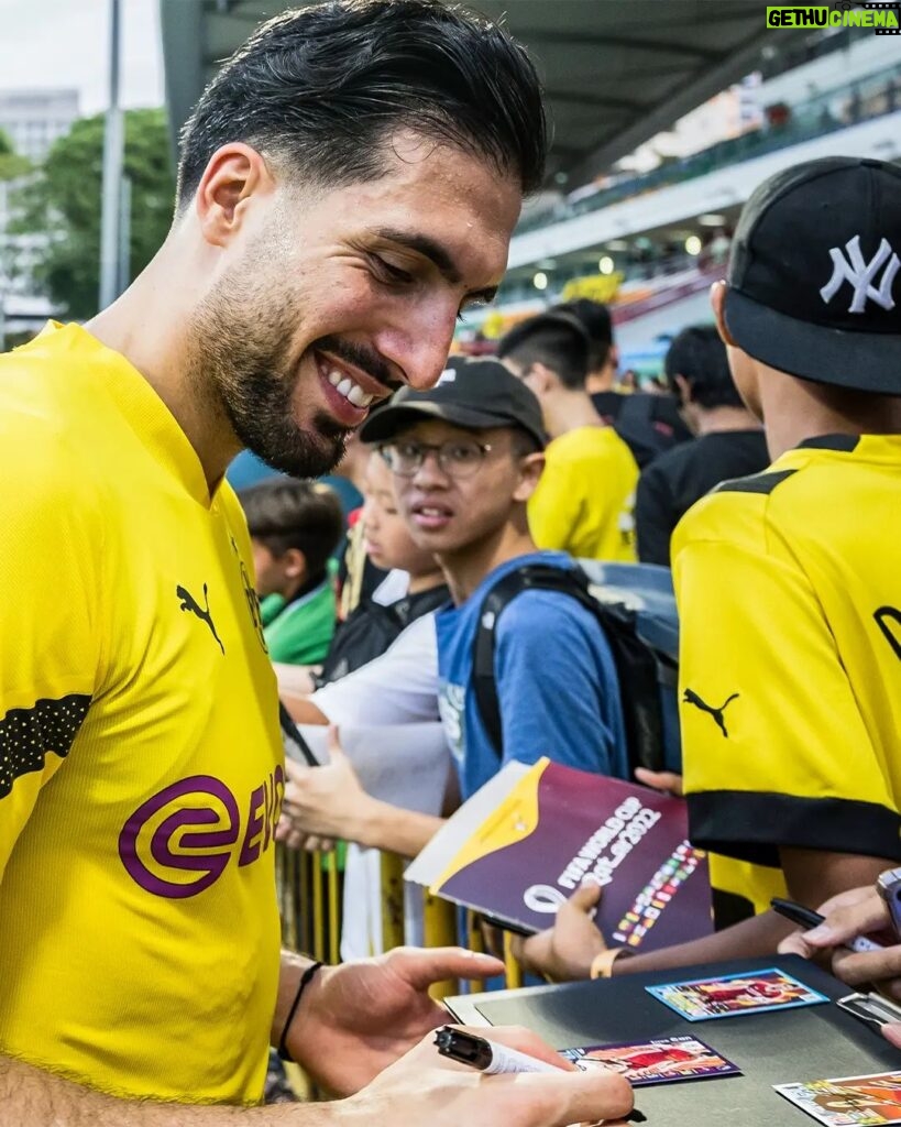 Emre Can Instagram - Always great meeting you guys from around the world! We are blessed with your support 🙏⚫️🟡 #weCan Singapore