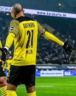 Emre Can Instagram - Back to winning ways 💪
Vielen Dank an die Fans im Stadion für den Support bei unserem letzten Heimspiel im 2021. Sehen uns nächstes Jahr ⚫️🟡 #EC23 #weCan