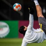 Emre Can Instagram – When football meets flexibility 💥 #EC23