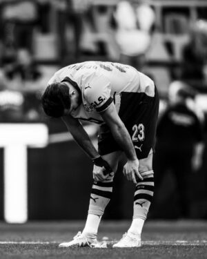 Emre Can Instagram - Ich habe mir Zeit genommen, um über die Enttäuschung vom Samstag nachzudenken. Der Schmerz, in den letzten Momenten, bleibt immer noch bestehen, aber mitten drin des Kummers bin ich überwältigt von Dankbarkeit für unsere unglaublichen Fans. Eure unerschütterliche Unterstützung während dieser Achterbahnfahrt war geradezu bemerkenswert. In Momenten wie diesen wird unsere Bindung stärker, und ich fühle mich geehrt, euch an unserer Seite zu haben. Vielen Dank, dass ihr die treibende Kraft hinter unserem unermüdlichen Streben nach Ruhm seid. Wir werden uns neu formieren, uns neu konzentrieren und noch entschlossener zurückkommen. Bis zur nächsten Saison. Heja BVB 🖤💛