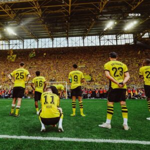Emre Can Instagram - Dieses Jahr war für uns und unsere Fans sicher nicht einfach. Es war ein Wechselbad der Gefühle. Wir als Mannschaft suchen die Ursachen nicht bei anderen, sondern werden unser Bestes geben, die Fehler der Vergangenheit zu korrigieren und unseren Fans wieder mehr Freude zu bereiten. Vielen Dank für eure Treue und die Kraft, die ihr uns gebt. Ich wünsche euch allen ein gesundes und erfolgreiches neues Jahr 💪🏽

2024 wird ⚫️🟡 #weCan #EC23