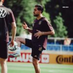 Emre Can Instagram – Dieses Jahr war für uns und unsere Fans sicher nicht einfach. Es war ein Wechselbad der Gefühle. Wir als Mannschaft suchen die Ursachen nicht bei anderen, sondern werden unser Bestes geben, die Fehler der Vergangenheit zu korrigieren und unseren Fans wieder mehr Freude zu bereiten. Vielen Dank für eure Treue und die Kraft, die ihr uns gebt. Ich wünsche euch allen ein gesundes und erfolgreiches neues Jahr 💪🏽

2024 wird ⚫️🟡 #weCan #EC23