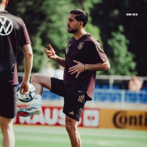 Emre Can Instagram - Dieses Jahr war für uns und unsere Fans sicher nicht einfach. Es war ein Wechselbad der Gefühle. Wir als Mannschaft suchen die Ursachen nicht bei anderen, sondern werden unser Bestes geben, die Fehler der Vergangenheit zu korrigieren und unseren Fans wieder mehr Freude zu bereiten. Vielen Dank für eure Treue und die Kraft, die ihr uns gebt. Ich wünsche euch allen ein gesundes und erfolgreiches neues Jahr 💪🏽

2024 wird ⚫️🟡 #weCan #EC23