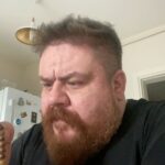 Emre Mutlu Instagram - Kahvede kıstırdığı sessiz adamı koparmaya çalışan kertenkele