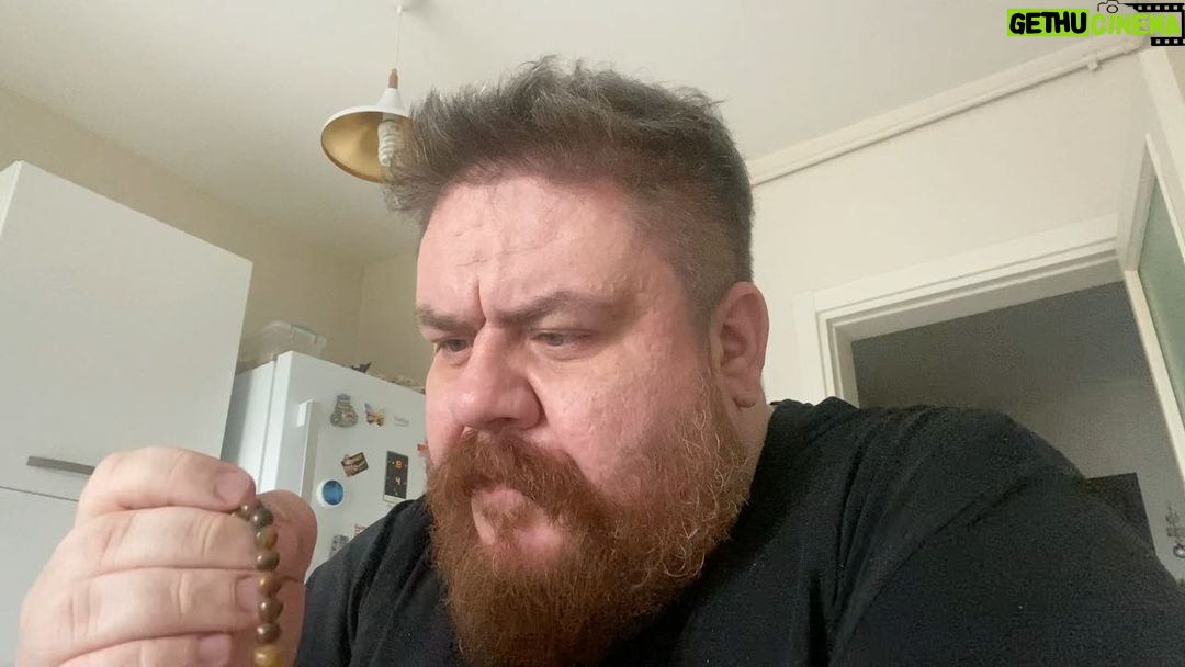 Emre Mutlu Instagram - Kahvede kıstırdığı sessiz adamı koparmaya çalışan kertenkele