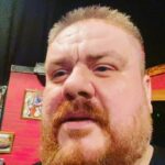 Emre Mutlu Instagram – Kahkahalarınız eksik olmasın! “Oyun” bu akşam Muhteşem Adapazarı seyircisiyle buluştu! Tüm @1001sanat ekibindeki çalışma arkadaşlarımıza sonsuz teşekkürler. @yilmazelpashan @ecebzkya @yaseminozturk5 @keremylmz Orhan Gazi Kültür Merkezi