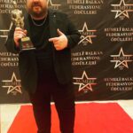 Emre Mutlu Instagram – Bana yılın en iyi ulusal radyocusu ödülünü layık görerek oyunu “Emre Mutlu Show”dan yana kullanan herkese sonsuz teşekkürler. Ve teşekkürler 🎧🎤