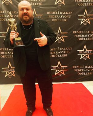 Emre Mutlu Instagram - Bana yılın en iyi ulusal radyocusu ödülünü layık görerek oyunu “Emre Mutlu Show”dan yana kullanan herkese sonsuz teşekkürler. Ve teşekkürler 🎧🎤