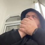 Emre Mutlu Instagram – Pazar öğlenden sonra sokağın köşesine çıkan model.