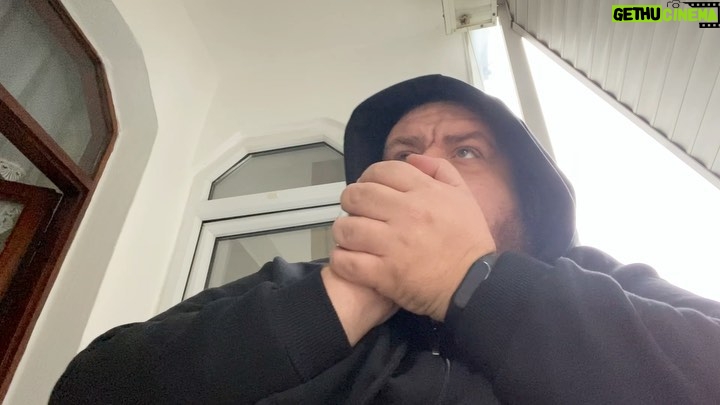 Emre Mutlu - 11.7K Likes - Pazar öğlenden sonra sokağın köşesine çıkan model.