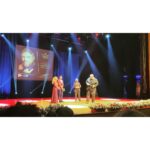 Emre Mutlu Instagram – Bana yılın en iyi ulusal radyocusu ödülünü layık görerek oyunu “Emre Mutlu Show”dan yana kullanan herkese sonsuz teşekkürler. Ve teşekkürler 🎧🎤