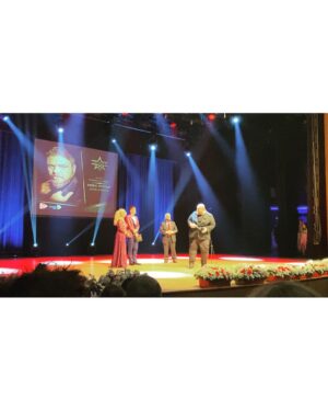Emre Mutlu Instagram - Bana yılın en iyi ulusal radyocusu ödülünü layık görerek oyunu “Emre Mutlu Show”dan yana kullanan herkese sonsuz teşekkürler. Ve teşekkürler 🎧🎤