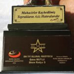 Emre Mutlu Instagram – Bana yılın en iyi ulusal radyocusu ödülünü layık görerek oyunu “Emre Mutlu Show”dan yana kullanan herkese sonsuz teşekkürler. Ve teşekkürler 🎧🎤