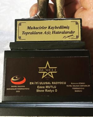 Emre Mutlu Instagram - Bana yılın en iyi ulusal radyocusu ödülünü layık görerek oyunu “Emre Mutlu Show”dan yana kullanan herkese sonsuz teşekkürler. Ve teşekkürler 🎧🎤