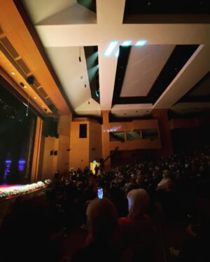 Emre Mutlu Instagram - Bana yılın en iyi ulusal radyocusu ödülünü layık görerek oyunu “Emre Mutlu Show”dan yana kullanan herkese sonsuz teşekkürler. Ve teşekkürler 🎧🎤