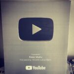 Emre Mutlu Instagram - Youtube’a neden bir şey yüklemiyorsun, gir artık şu mecraya, yap artık bir şeyler! Al! Al işte! 2,5 ayda neler oldu :))) kanala girip bakacak olanlar şimdiden söyleyeyim çok bi numara yok ☺️ Teşekkürler! #youtubecreatorawards