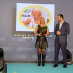 Emre Mutlu Instagram – Dün gece aranızda olamadım fakat; En başta tüm engelsiz kardeşlerime ardından Engelsiz mikrofon ödüllerinde beni adaylığa layık gören jüri ve organizasyona peşi sıra oylamada bana oy verip dünya radyolar gününde bu değerli ödülü bana kazandıran siz radyo severlere ve pek tabi ki günden güne tüm Memlekete yayılan enerjisi ile @trioradyo ailemize çok kocaman teşekkürler! Engel tanımayacağız! Kulağımızı radyodan ayırmayacağız! Selamlar sevgiler… @radyoodulleri