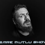 Emre Mutlu Instagram - Ufaktan kemerleri bağlayalım “Emre Mutlu Show” yakında yeniden Radyonuzda, bol kahkaha için kulaklarınızda🤫