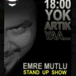 Emre Mutlu Instagram - Sene 2009. O zamanlardan sevdalıyız tabi bu mizah işlerine, ve tabi ki o zamanlar ortalığı kasıp kavuran sosyal medyanın atası dediğimiz vine’ın bile piyasaya çıkmasına yaklaşık 5 yıl var (vine:2014) ilk afişim, ilk tek kişilik oyunum, ne kalabalıktı, ne güzel gündü, İyi ki buldum bu görseli, yol gösterdi, bana kendimi hatırlattı.