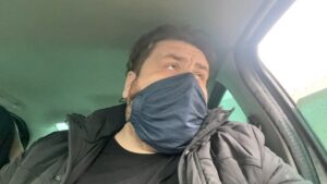 Emre Mutlu Instagram - Yanında sokağa çıkma belgesi olan adam artizliği.