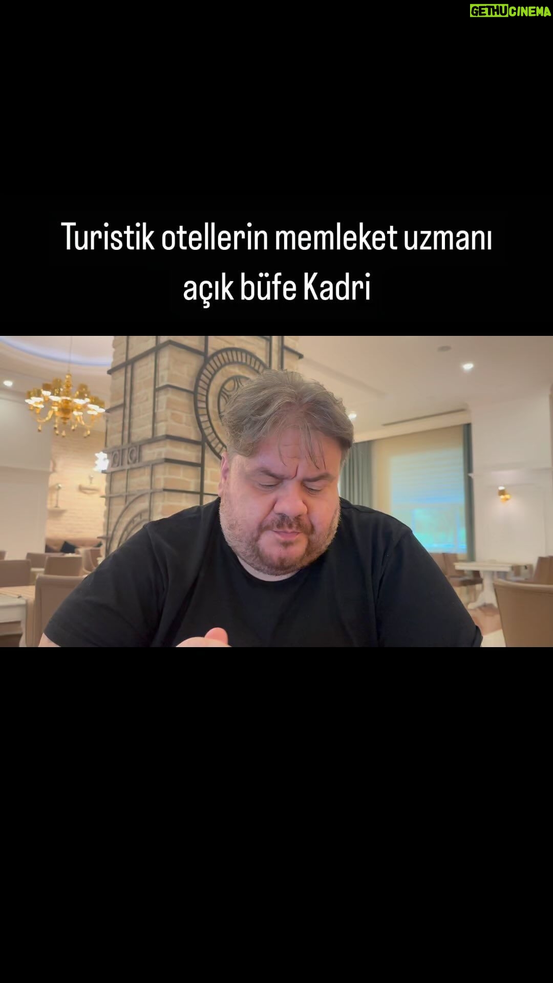 Emre Mutlu - 27.1K Likes - Açık büfede memleket tesbitçisi açık büfe Kadri w/ @burakkaydinnnnn