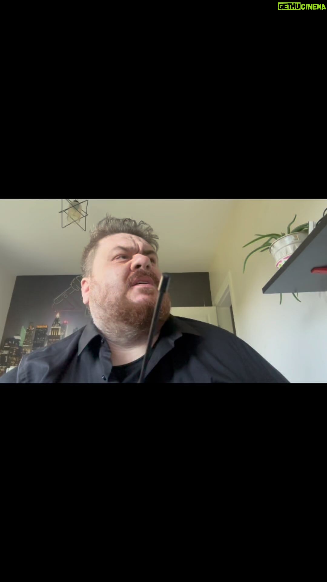 Emre Mutlu - 24.9K Likes - Gayrimeşrusu bol sitenin hızlı güvenliği Duvar Hamit, yeni elemana iş anlatıyor.