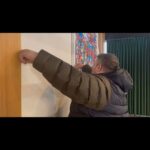 Emre Mutlu Instagram - Her işi yarım yamalak olan nakite hasta mimar Bora. W/ @ceyhunerhankose