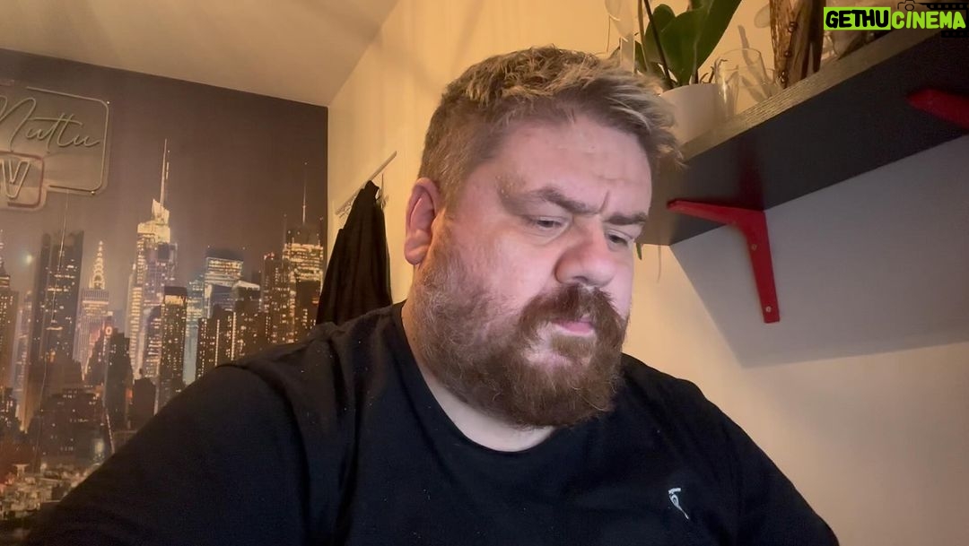 Emre Mutlu - 10.8K Likes - Tanıdığa bedava format atmaya gönderilen o aşırı gergin bilgisayardan anlayan eleman