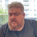 Emre Mutlu Instagram - Mekanla ilgili soru sorulunca gelir gider uzmanı tribine giren model.