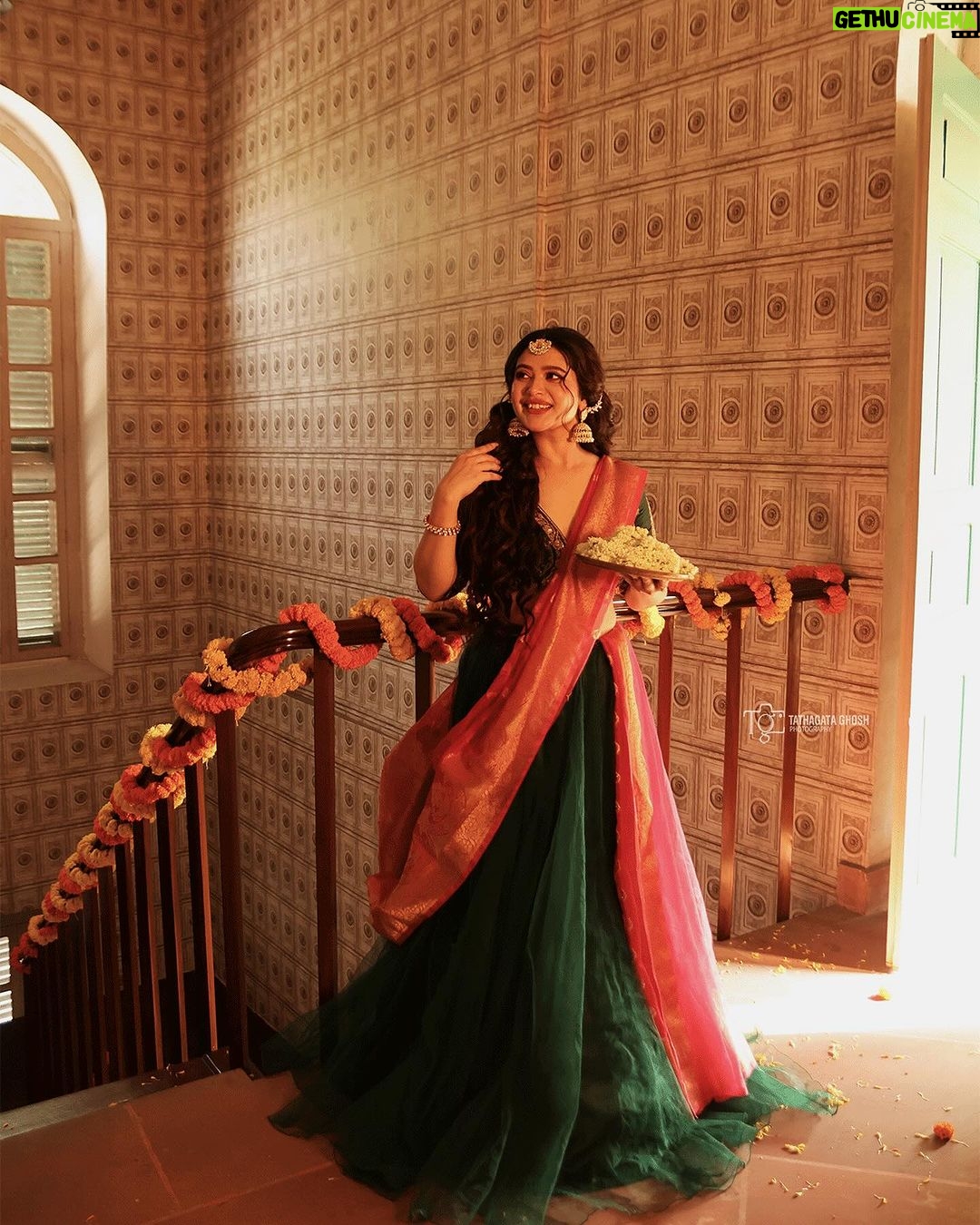 Ena Saha Instagram - শুভ ষষ্ঠী সবাইকে । #enasaha #photooftheday #photoshoot #actress #brown #dress #trending #statement #tollywood #tollywoodonline #outfitoftheday #actorslife #home #sunset #light #explorepage #explore #t2puparazzi #subhosashti #pujolook