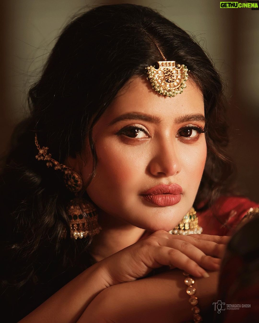 Ena Saha Instagram - শুভ ষষ্ঠী সবাইকে । #enasaha #photooftheday #photoshoot #actress #brown #dress #trending #statement #tollywood #tollywoodonline #outfitoftheday #actorslife #home #sunset #light #explorepage #explore #t2puparazzi #subhosashti #pujolook