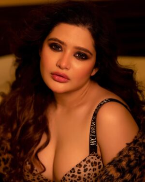 Ena Saha Instagram - a golden state of mind.

#enasaha #photooftheday #photoshoot #actress #brown #dress #trending #statement #tollywood #tollywoodonline #outfitoftheday #actorslife #home #sunset #light #explorepage #explore  #t2puparazzi