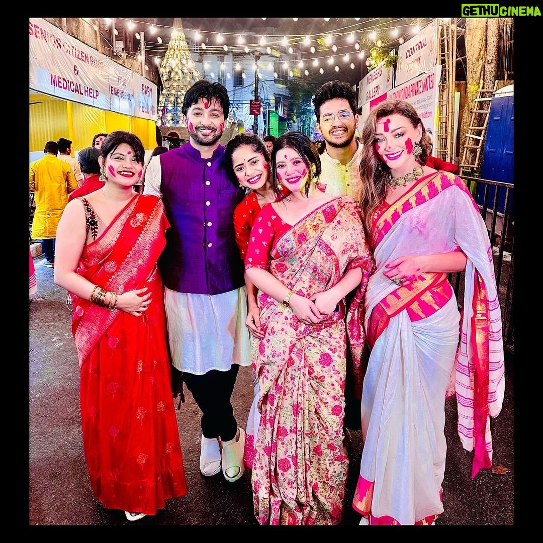 Ena Saha Instagram - . Pujo clicks! Desis and videshis π . . #pujoclicks #durgapuja #durgapujo #dusshera #happydusshera #bijoyadashami #shubhobijoya #joeydebroy #bideshini #tollywoodactor #actorslife #celeblife #celeblifestyle #enasaha #donasaha Kolkata - The City of Joy