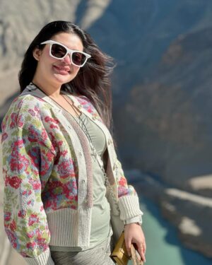 Ena Saha Instagram - The view 🤗

#enasaha #photooftheday #photoshoot #actress #brown #dress #trending #statement #tollywood #tollywoodonline #outfitoftheday #actorslife #kashmir #sunset #light #explorepage #explore #t2puparazzi