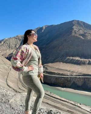 Ena Saha Instagram - The view 🤗

#enasaha #photooftheday #photoshoot #actress #brown #dress #trending #statement #tollywood #tollywoodonline #outfitoftheday #actorslife #kashmir #sunset #light #explorepage #explore #t2puparazzi