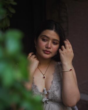Ena Saha Instagram - Finding beauty in every little detail. ...

#enasaha #photooftheday #photoshoot #actress #brown #dress #trending #statement #tollywood #tollywoodonline #outfitoftheday #actorslife #home #sunset #light #explorepage #explore #t2puparazzi