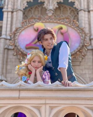 Enako Instagram - 人生初のDハロに行ってきました✨
『塔の上のラプンツェル』のラプンツェルの仮装したよ🌸
(横にいるフリンはスタンミ)

#disneyland #disneyhalloween #dハロ #dハロ仮装
