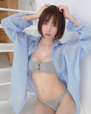 Enako Instagram - グラビアで大きいシャツ着せられがち😗