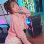 Enako Instagram - 「アイデン貞貞メルトダウン」のMVで出てくるPCは 私がアンバサダーを務めている「Level∞」のえなこモデルのPCを使ってます✨ 気付いた人いる〜？😙😙
