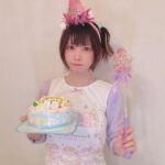 Enako Instagram - 昨日くろねことやんころたんにお祝いしてもらったよ🎂 毎年2人がコーディネートしたお洋服をプレゼントしてくれるんだけど 今年はサイズ130cmの服を着ました👀⁉️