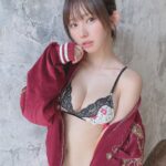 Enako Instagram - ただいま発売中の『ヤングキング』表紙です🙌 スカジャン姿もイイよね👀✨