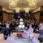 Enako Instagram - バースデーイベントありがとうございました🎂 たくさんの方に直接お祝いしてもらえて本当に幸せ者です…🥰 2部では「刃牙」シリーズの作者・板垣先生が花束を持ってお祝いに来てくれたよ🌸