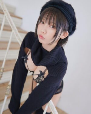 Enako Instagram - 新作写真集「ニットの季節」の写真です📷

12/31(日) コミックマーケット103
東7ホール a-20ab『えなこみゅ』でゲットできるよ🥳🥳