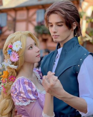Enako Instagram - 人生初のDハロに行ってきました✨
『塔の上のラプンツェル』のラプンツェルの仮装したよ🌸
(横にいるフリンはスタンミ)

#disneyland #disneyhalloween #dハロ #dハロ仮装