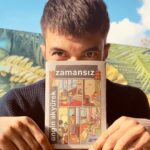 Engin Akyürek Instagram - Uzun bir aradan sonra ikinci öykü kitabım "Zamansız " karşınızda. Uzun bir aranın içine belki tatsız olaylar duygular girdi ama bu kitabı her şeye rağmen umut dolu bir dünyada yaşama isteğimizin var olduğunu bilmek , bu duyguda bir tat bırakabilmek adına paylaşmak istedim . Yazma yolculuğumda her daim yanımda olan @idilhafizoglu na @yasinoksuz e ve çok emek verdiğimiz @kafasinagoredergi sine @basrialbayrak ın ve #ÖzlemDurak'ın basım yolculuğundaki emeklerine , @artistanbul1 ailesine ve @dogan_kitap ailesine , çizimleriyle yine yanımda olan @nalanalaca ya, kapak çizimini yapan @basaran_karabulut a , değerli aileme ve Ankara'ya sonsuz teşekkürler... ( kitabın telif gelirleri Türkiye Omurilik felçlileri derneğine bağışlanmıştır) @tofdgenelmerkez