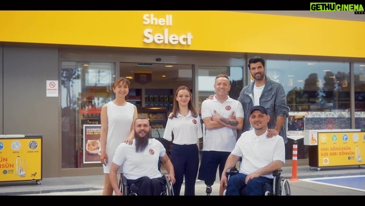 Engin Akyürek Instagram - #Repost @shellturkiye ・・・ Hep ileride olmak hepimizin hakkı. 700’ü aşkın engelsiz istasyonumuz, tekerlekli sandalyeye dönüşen plastik kapak toplama kumbaralarımız, Türkiye Omurilik Felçlileri Derneği’ne destek olan deli2go sandviçlerimiz bunun en güzel kanıtı. Engelsiz kahramanlarımızla gurur duyduğumuz filmimiz şimdi yayında. #Hepİleride