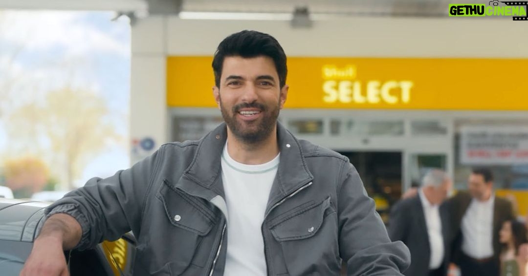 Engin Akyürek Instagram - Shell 1923’te Cumhuriyetimizle çıktığı yolculukta 99 yıldır hız kesmeden ilerliyor. Çünkü hep ileride olmak hepimizin hakkı. #shell #hepileride