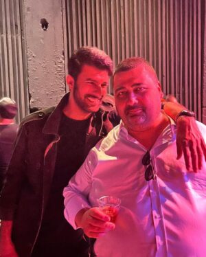 Engin Akyürek Instagram - Gülüşlerimizi Biriktirdik...🖤