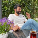 Engin Akyürek Instagram – Çay içtiğiniz cümleleriniz olsun
